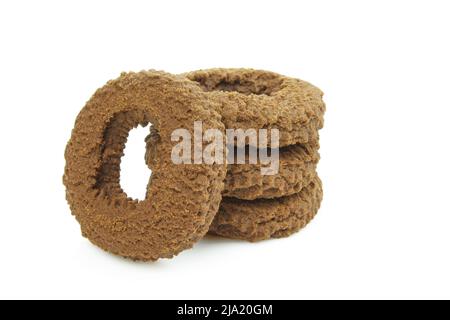 Pila di biscotti al tè con anelli di cacao isolati su sfondo bianco Foto Stock