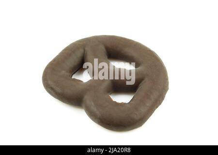 Spuntino di pan di zenzero a forma di pretzel coperto di cioccolato isolato su sfondo bianco Foto Stock