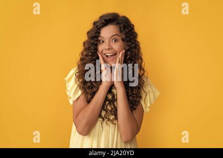 esprimere emozione positiva. cura dei capelli e della pelle. parrucchiere. sorpresa capretto capelli ricci. Foto Stock