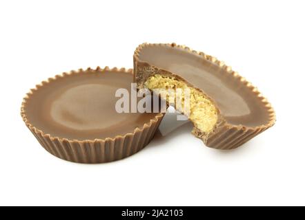 Dolci corti a forma di cupcake con farcitura di arachidi e coperchio al cioccolato. Morso e isolato su sfondo bianco Foto Stock