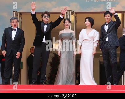 Cannes, Francia. 26th maggio 2022. Il regista Hirokazu Koreeda, Song Kang-ho, Ji-eun Lee, Joo-Young Lee e Dong-Won Gang arrivano sul tappeto rosso per la proiezione di gala del film Broker per il Festival del cinema di Cannes 75th a Cannes, Francia. Credit: Doreen Kennedy/Alamy Live News. Foto Stock