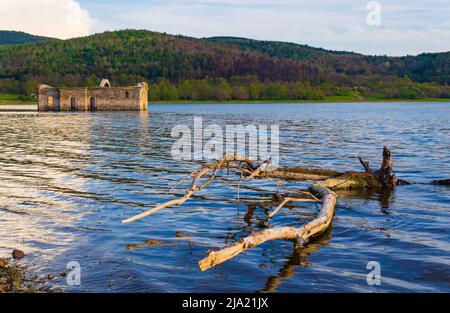 Il cielo al tramonto sulla chiesa sunken di St.Ivan Rilski a Zhrebchevo Dam, Bulgaria, risale alla fine del 19th secolo. Nel 1960s il villaggio subme Foto Stock