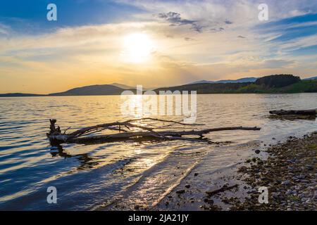 Il cielo al tramonto sulla chiesa sunken di St.Ivan Rilski a Zhrebchevo Dam, Bulgaria, risale alla fine del 19th secolo. Nel 1960s il villaggio subme Foto Stock