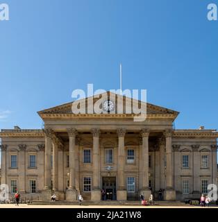 Facciata esterna della stazione di Huddersfield vista da St George's Square. Foto Stock