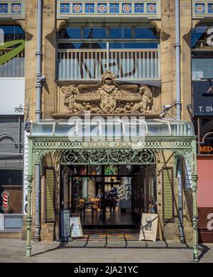 Cofanatura vetrata in ghisa sopra l'entrata della Byram Arcade a Westgate in Huddersfield. REGNO UNITO. Foto Stock