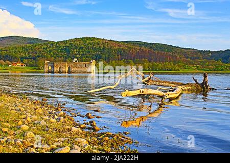 Il cielo al tramonto sulla chiesa sunken di St.Ivan Rilski a Zhrebchevo Dam, Bulgaria, risale alla fine del 19th secolo. Nel 1960s il villaggio subme Foto Stock