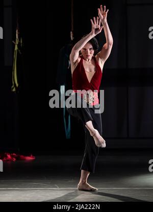 Queen Elizabeth Hall, Southbank Centre, Londra, Regno Unito. 26 maggio 2022. La prima Londra di Carmen, con le superstar del balletto internazionale Natalia Osipova (il Balletto reale) e Isaac Hernández, si svolge dal 27-28 maggio. La ballerina del Royal Ballet Principal dal 2013, ‘Carmen’, coreografata e diretta da Didy Veldman, è la seconda collaborazione di Natalia Osipova con Bird&Carrot. Cast: Natalia Osipova come Carmen (nella foto); Isaac Hernández come Escamillo; Jason Kittelberger come Jose; Eryck Brahmania come cameraman; Hannah Ekholm come Michaela. Credito: Foto Stock