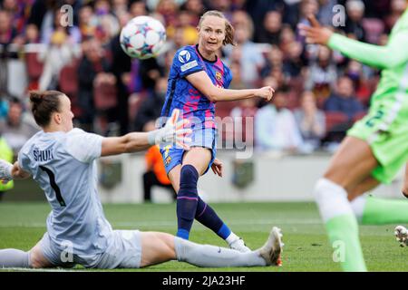 BARCELLONA - Apr 22: Caroline Graham Hansen in azione durante la partita UEFA Women's Champions League tra il FC Barcelona e la VfL Wolfsburg al Camp Foto Stock