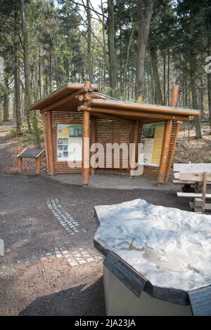 Punto di vista Eifel-Blick Hirschley, con schede informative tattili adatte ai non vedenti, Wilder Kermeter Eifel National Park, North Rhine-Westphalia Foto Stock