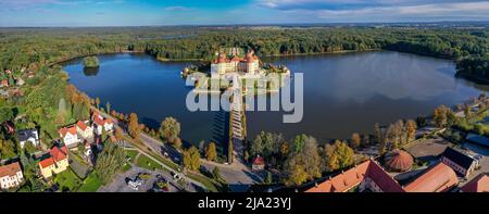 Panorama, grandangolo, fuco, foto drone, strada di accesso sopra un laghetto a forma di cuore al rifugio di caccia, Barocco Castello di Moritzburg con vista sul Foto Stock