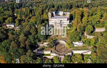 Foto drone, colpo di drone, vista sui castelli dell'Elba, Castello di Albrechtsberg, vigneti, prati dell'Elba, pista ciclabile dell'Elba, Elba Firenze, autunno, Dresda Foto Stock