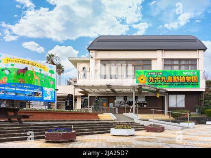 kyushu, giappone - dicembre 09 2021: Kujukushima giardino zoologico e botanico chiamato anche Ishidake Zoo & Giardino Botanico con un pannello illustrato wi Foto Stock