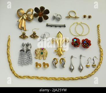 Vintage costume gioielleria collezione lotto collana spilla bracciale accessorio moda Foto Stock