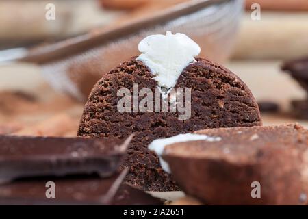 torta al cioccolato sferica con cacao, cannella e caffè, dolce dessert al cioccolato con caffè e spezie Foto Stock