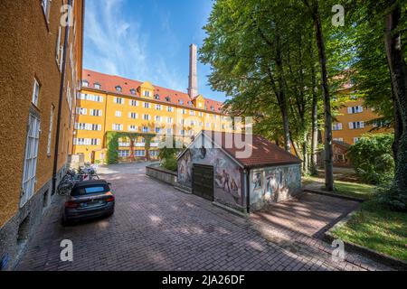 Cortile interno con condomini gialli, Borstei, patrimonio immobiliare protetto, quartiere Moosach, Monaco, Baviera, Germania Foto Stock