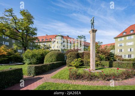 Cortile interno con parco ed edifici residenziali verdi, Borstei, tenuta residenziale protetta dal patrimonio, quartiere Moosach, Monaco, Baviera, Germania Foto Stock