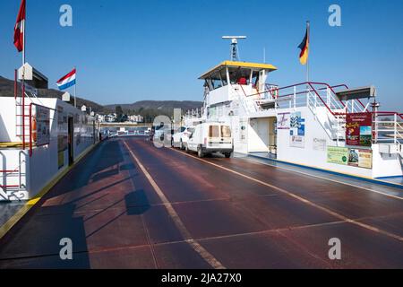 Traghetto sul Reno, traghetto per auto, Bad Breisig, Renania-Palatinato, Germania Foto Stock