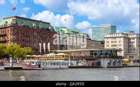 Vaporetto Alster al Jungfernstieg sul lago Alster interno, Amburgo, Germania Foto Stock