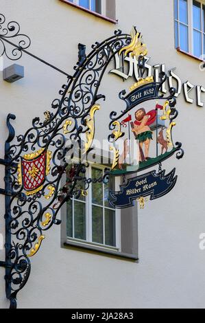 Cartello con il naso, Hotel Wilder Mann dal 1632, Meersburg, Lago di Costanza, Baden-Wuettemberg, Germania Foto Stock