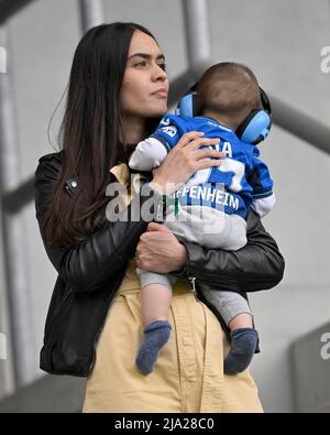 Mija Curkovic, donna, giocatore di Andrej Kramaric TSG 1899 Hoffenheim con bambino in piedi, cuffie, PreZero Arena, Sinsheim Foto Stock