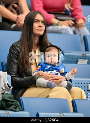 Mija Curkovic, donna, giocatore di Andrej Kramaric TSG 1899 Hoffenheim con bambino in piedi, cuffie, PreZero Arena, Sinsheim Foto Stock