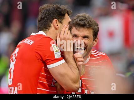 Festa del campionato, Leon Goretzka FC Bayern Monaco FCB con Thomas Mueller, Allianz Arena, Monaco, Bayern, Germania Foto Stock