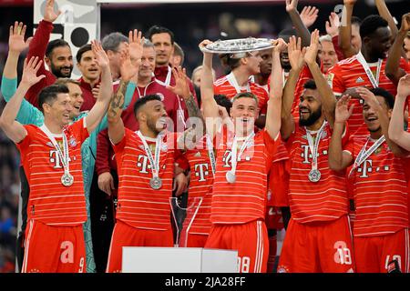 Celebrazione del campionato, consegna del trofeo, foto del team FC Bayern FCB, Allianz Arena, Monaco, Baviera, Germania, Europa Foto Stock