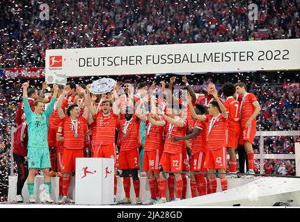 Celebrazione del campionato, consegna del trofeo a Leon Goretzka, foto del team FC Bayern FCB, Allianz Arena, Monaco, Baviera, Germania Foto Stock