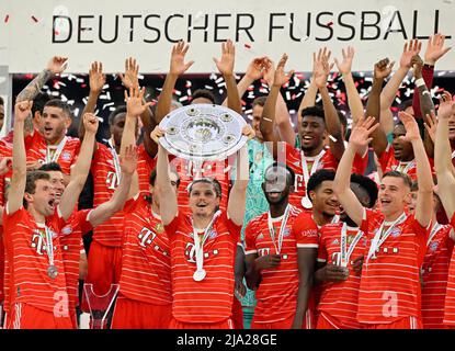 Celebrazione del campionato, consegna del trofeo a Marcel Sabitzer, foto del team FC Bayern FCB, Allianz Arena, Monaco, Baviera, Germania Foto Stock