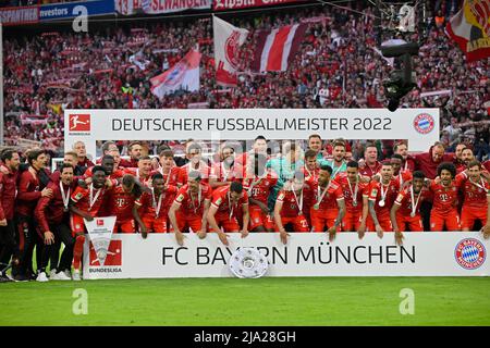 Celebrazione del campionato, consegna del trofeo, foto del team FC Bayern FCB, Allianz Arena, Monaco, Baviera, Germania Foto Stock