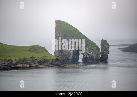 La formazione rocciosa di Drangarnir fatta da due cataste di mare vicino a Vagar, Isole Faroe Foto Stock