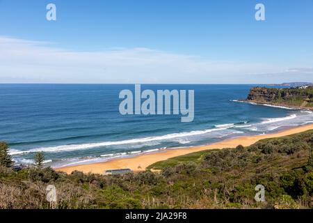 Bungan Beach a Sydney, una delle spiagge della costa orientale, vista sull'oceano e Bongin Bay, Sydney, NSW, Australia Foto Stock