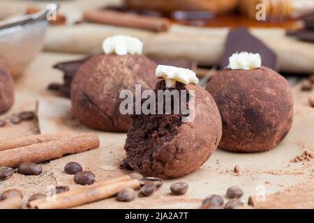 torta al cioccolato sferica con cacao, cannella e caffè, dolce dessert al cioccolato con caffè e spezie Foto Stock