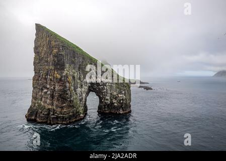 La formazione rocciosa di Drangarnir fatta da due cataste di mare vicino a Vagar, Isole Faroe Foto Stock