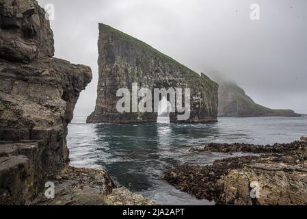 La formazione rocciosa di Drangarnir fatta da due cataste di mare vicino a Vagar, Isole Faroe Foto Stock