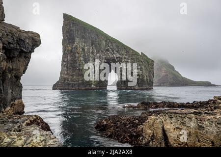 La formazione rocciosa di Drangarnir fatta da due cataste di mare vicino a Vagar, Isole Faroe Foto Stock