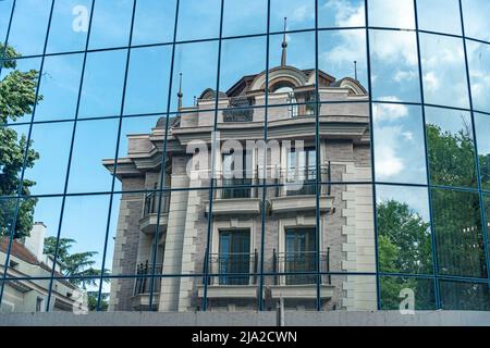 Plovdiv, Bulgaria - 23.05.2022: Riflesso dell'edificio nella parete specchiata di Plovdiv. Tecnologia a film a specchio o a vetro a specchio unidirezionale. Foto Stock