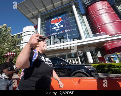 Houston, Texas, Stati Uniti. 26th maggio 2022. LIZ BADGLEY di Fort Worth, Texas, è uno dei pochi manifestanti fuori dal George R. Brown Convention Center di Houston alla vigilia del National Rifle Ass. (NRA), convegno di tre giorni. Nel corso del fine settimana sono previste dimostrazioni più grandi. (Credit Image: © Bob Daemmrich/ZUMA Press Wire) Foto Stock