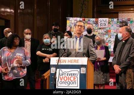 Il Rabbino Michael Cahana della Congregazione Beth Israel, uno dei tre principali firmatari delle petizioni per le iniziative 17 e 18, si rivolge alla conferenza. “Lift Every Voice”, un gruppo di clero con sede in Oregon che sosteneva misure di sicurezza delle armi per il ballottaggio dell’Oregon del 2022, ha tenuto un’ampia conferenza stampa il 26 maggio 2022 a Portland, Oregon, sulla scia del massacro di Uvalde. (Foto di John Rudoff/Sipa USA) Credit: Sipa USA/Alamy Live News Foto Stock