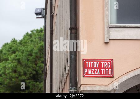 Immagine di un segno bilingue che indica via Piazza Tito, sia in sloveno (Titov Trg) che in Piazza Tito (in italiano), obbedendo al rul bilingualistico Foto Stock