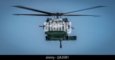 Un elicottero messicano Sikorsky UH-60m Black Hawk scansiona una laguna per le navi nemiche durante l'esercizio Tradewinds 2022 (TW22), a Four Mile Lagoon, Belize, 17 maggio 2022. TW22 è un esercizio multidimensionale incentrato sui Caraibi, sponsorizzato dal comando del Sud degli Stati Uniti, condotto in aree terrestri, aeree, marittime e cibernetiche, progettato per fornire alle nazioni partecipanti opportunità di condurre una formazione congiunta, combinata e interagenzia focalizzata sull'aumento della cooperazione e dell'interoperabilità regionale in complesse operazioni di sicurezza multinazionali. (STATI UNITI Foto del corpo marino di Sgt. Matteo Teutsch) Foto Stock