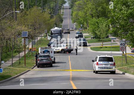 Toronto, Ontario, Canada. 26th maggio 2022. Un uomo è morto dopo essere stato ucciso dagli ufficiali della polizia di Toronto nel quartiere di Scarborough Giovedi pomeriggio. I testimoni dicono che stava tenendo un fucile al momento dell'altercatione. (Credit Image: © Arlyn McAdorey/ZUMA Press Wire) Foto Stock