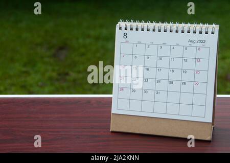 Agosto 2022 calendario bianco con sfondo natura sfocato. Concetto di nuovo anno Foto Stock