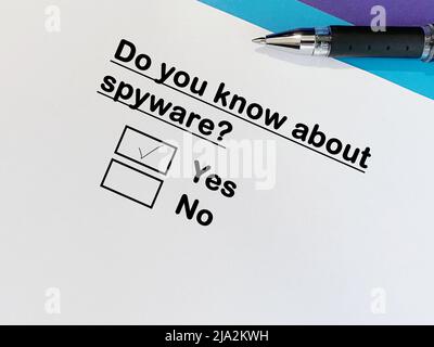 Una persona sta rispondendo alla domanda sulla truffa e la frode. Conosce lo spyware. Foto Stock