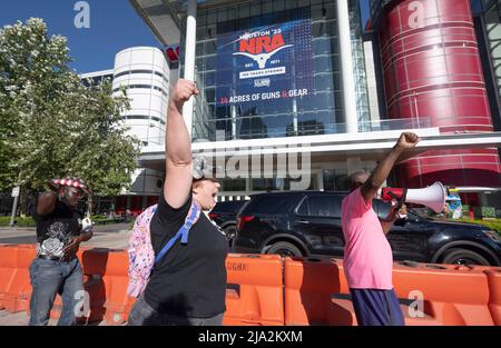 Houston, Texas, Stati Uniti. 26th maggio 2022. LIZ BADGLEY di Fort Worth, Texas, è uno dei pochi manifestanti fuori dal George R. Brown Convention Center di Houston alla vigilia del National Rifle Ass. (NRA), convegno di tre giorni. Nel corso del fine settimana sono previste dimostrazioni più grandi. (Credit Image: © Bob Daemmrich/ZUMA Press Wire) Foto Stock