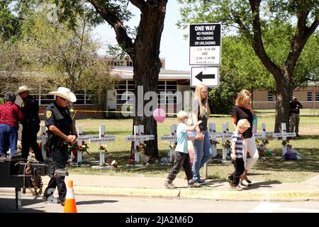 Uvalde, Stati Uniti. 26th maggio 2022. Le persone piangono per le vittime di un tiro di massa scolastico a Uvalde, Texas, Stati Uniti, 26 maggio 2022. Almeno 19 bambini e due adulti sono stati uccisi in un tiro alla Robb Elementary School nella città di Uvalde, Texas, martedì. Credit: WU Xiaoling/Xinhua/Alamy Live News Foto Stock