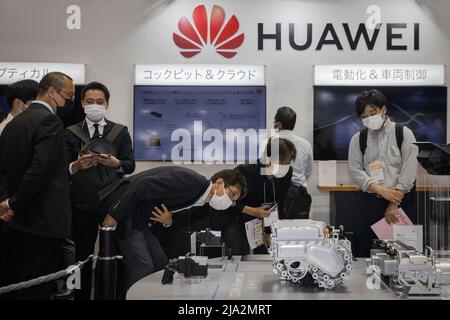 I visitatori della fiera Automotive Engineering Exposition 2022 a Pacifico Yokohama ispezionano i prodotti esposti da Huawei. Maggio 25, 2022. Credit: Stanislav Kogiku/AFLO/Alamy Live News Foto Stock