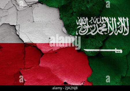 Bandiere di Polonia e Arabia Saudita dipinte su muro incrinato Foto Stock