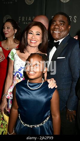 La figlia Maven Morgan, il giudice Jeanine Pirro e Tracy Morgan partecipano al Friars Club Honors Tracy Morgan con il premio Entertainment Icon il 26 maggio 2022 alla sala da ballo Ziegfeld di New York, New York, USA. Robin Platzer/ Twin Images/ Credit: Sipa USA/Alamy Live News Foto Stock