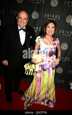 Rudy Giuliani e il giudice Jeanine Pirro partecipano al Friars Club Honors Tracy Morgan con il premio Entertainment Icon Award il 26 maggio 2022 alla sala da ballo Ziegfeld di New York, New York, USA. Robin Platzer/ Twin Images/ Credit: Sipa USA/Alamy Live News Foto Stock